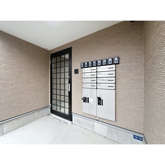 オートロック・宅配BOX付き