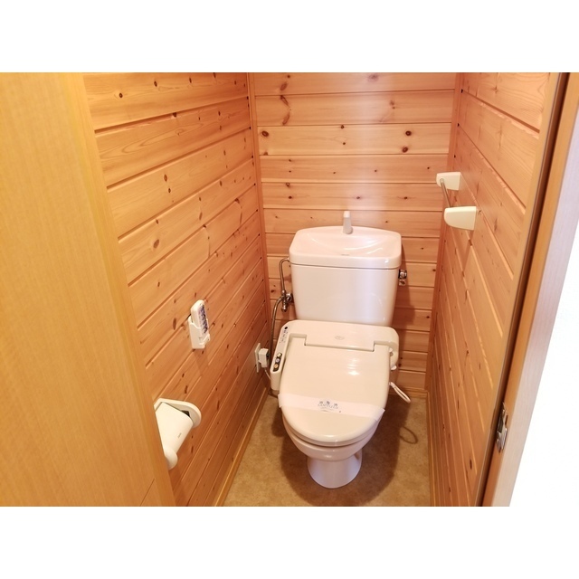 ログハウス風の可愛いトイレ♪