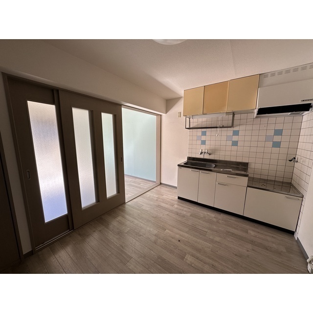 新品キッチンはいります