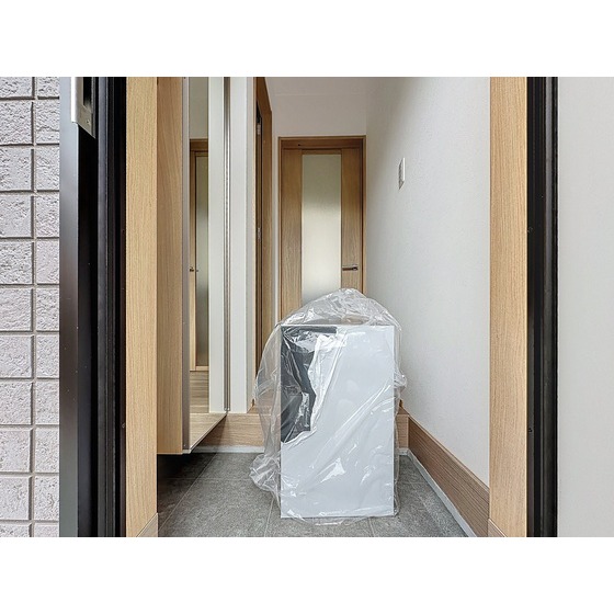 宅配ボックスは玄関前に設置されます。